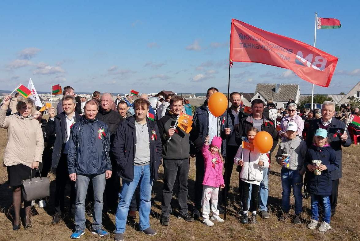 В единстве народа — сила страны. Праздничный концерт в честь  Государственного праздника открыл 5-ый этап открытого чемпионата по  мотокроссу в Волковыске | ОАО «Волковысский мясокомбинат»